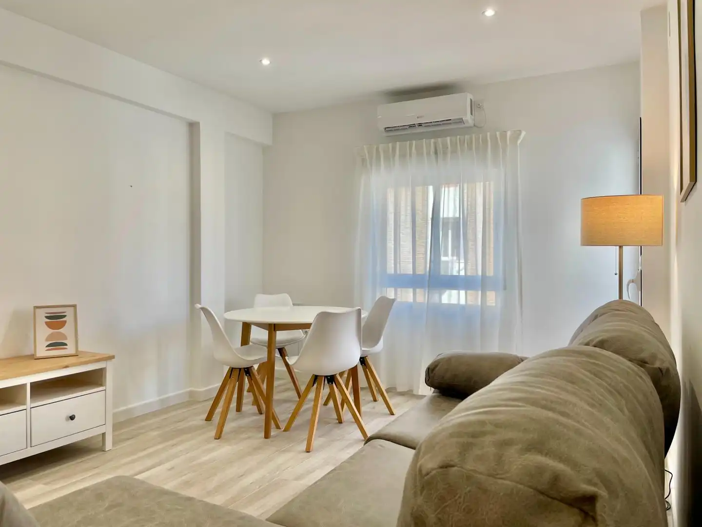 Sala d'estar de Pis de lloguer en Córdoba amb Aire condicionat, Terrassa i Moblat