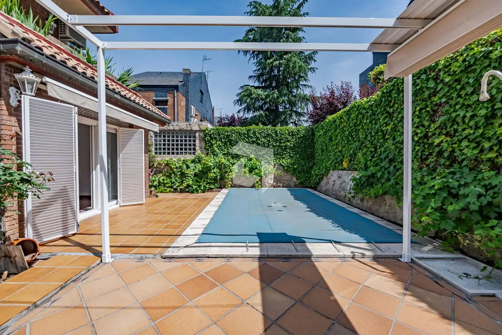 Piscina de Casa adosada en venda en Pozuelo de Alarcón amb Aire condicionat, Calefacció i Jardí privat