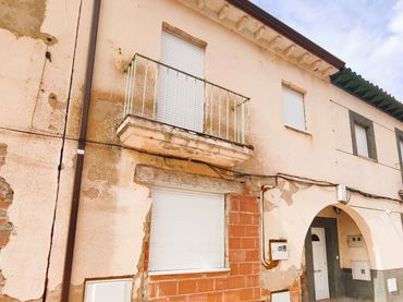 Casa aparellada en venda a Valverde de la Virgen