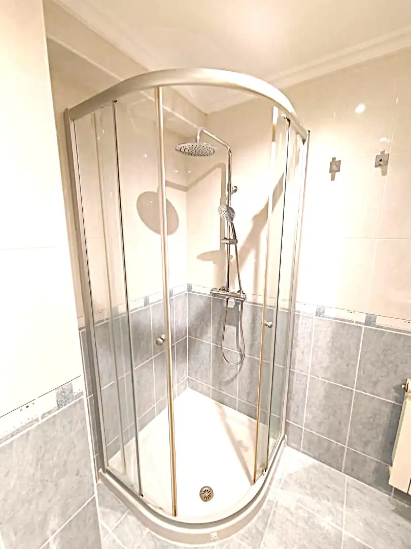 Bathroom of Flat for rent in Vigo   with Parquet flooring and Furnished