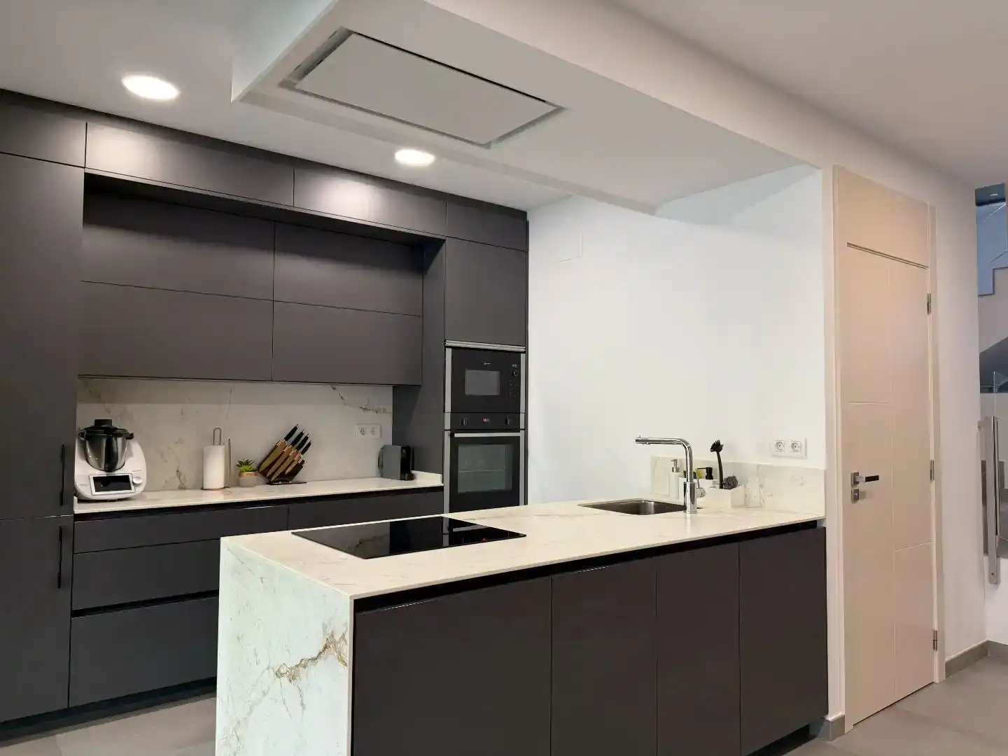 Cocina de Casa adosada en venta en Sabadell con Aire acondicionado, Trastero y Balcón