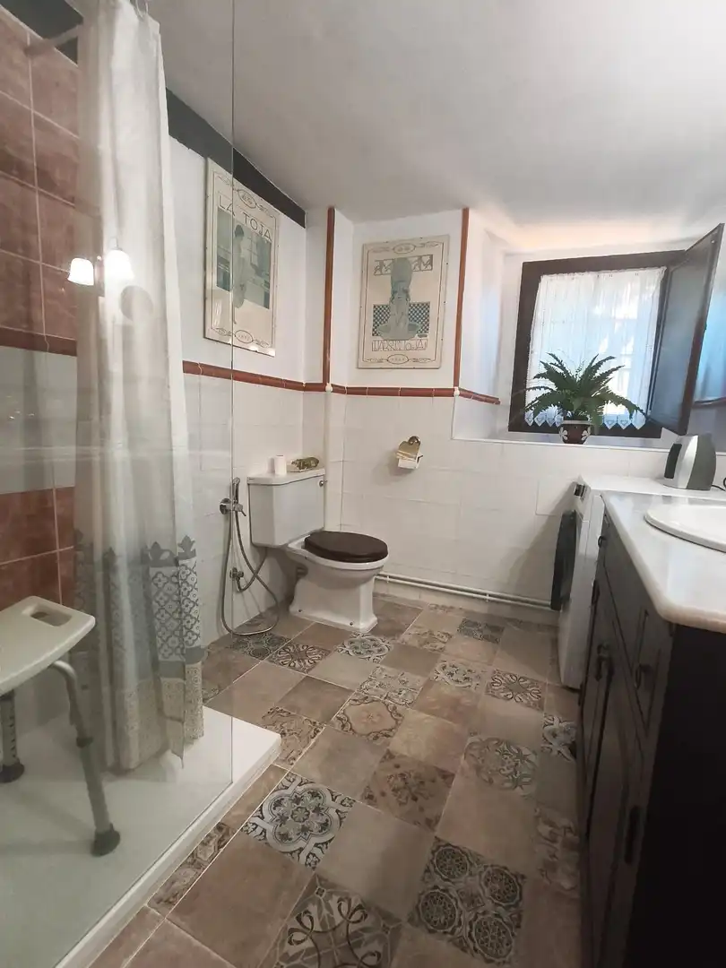 Baño de Casa adosada en venta en Luena  con Calefacción y Jardín privado