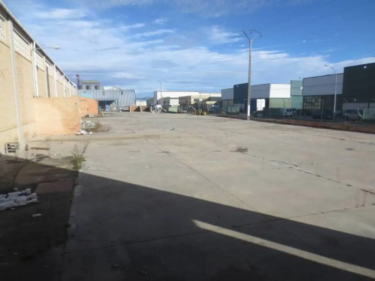 Außenansicht von Fabrikhallen zur Miete in Briviesca mit Heizung und Alarm