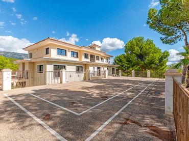 Detached house with pool for sale in Xirles