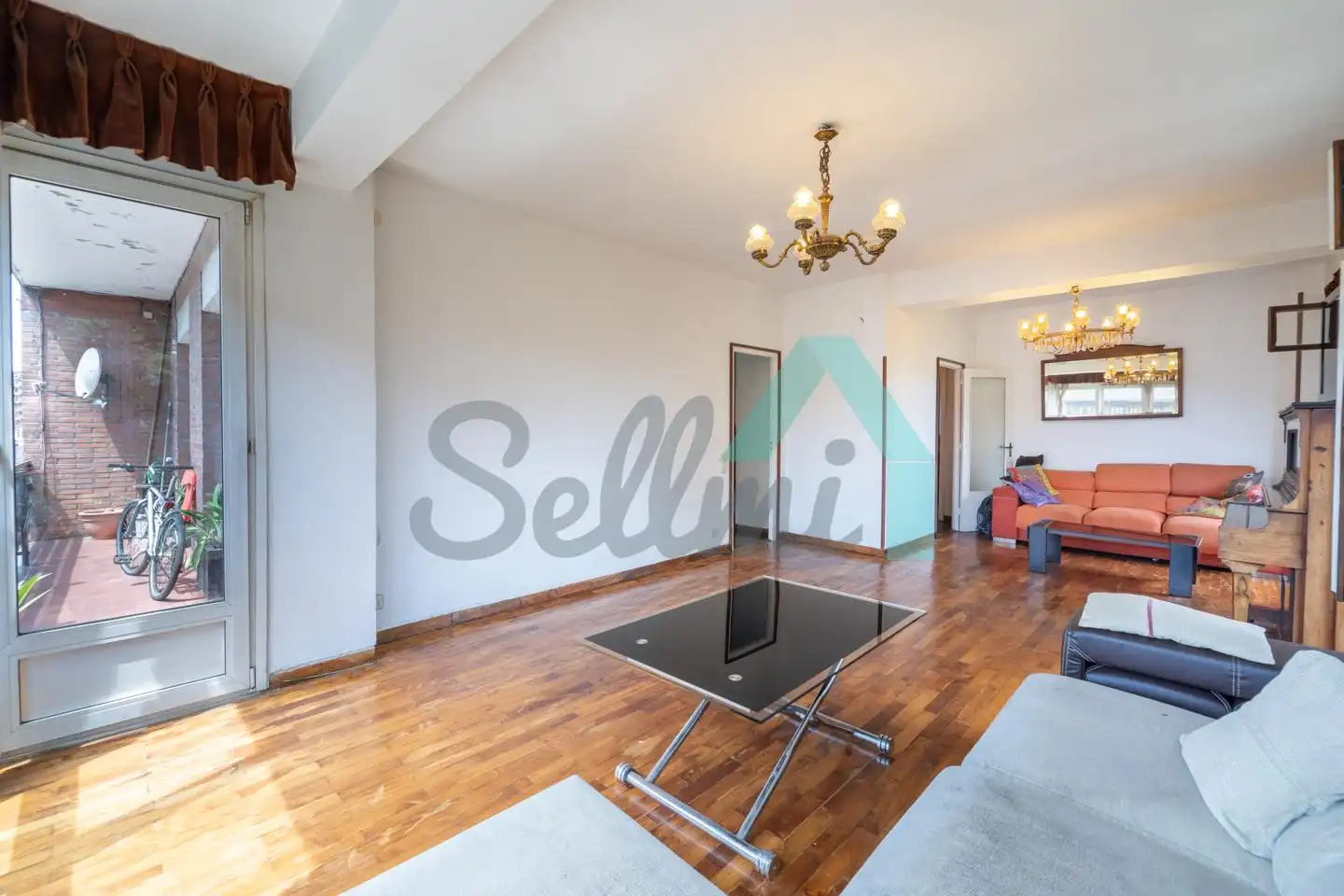 Sala de estar de Piso en venta en Oviedo  con Calefacción, Parquet y Terraza