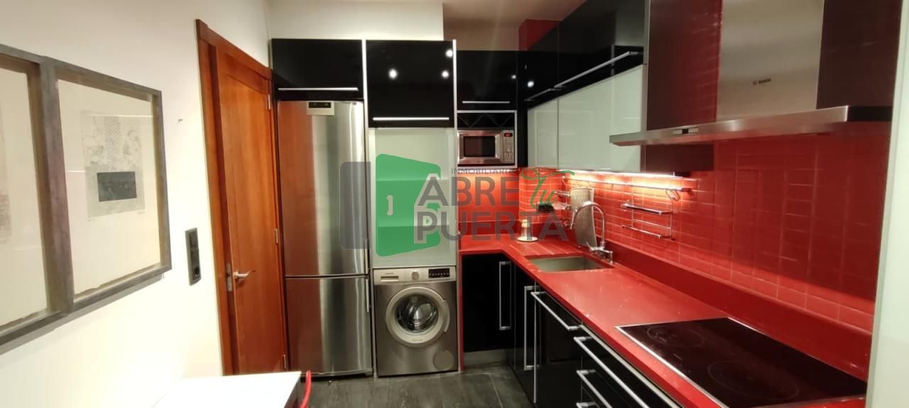 Cuina de Apartament de lloguer en Ourense Capital  amb Calefacció, Traster i Moblat