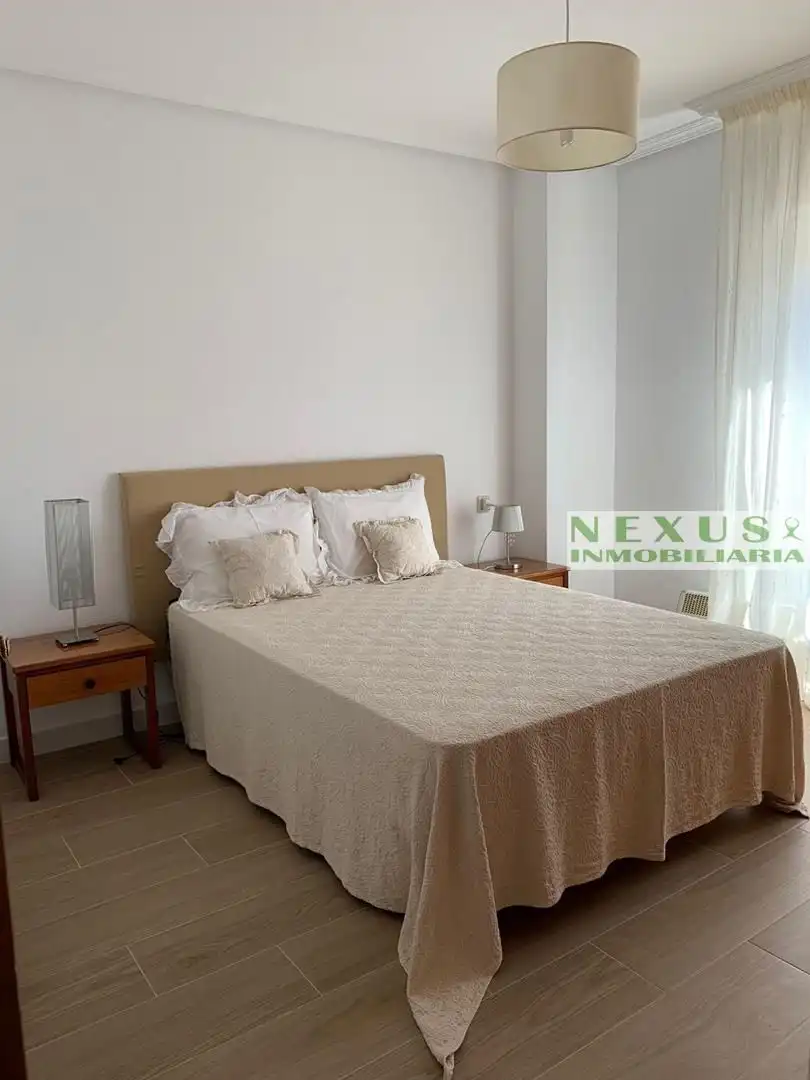 Schlafzimmer von Dachboden zur Miete in Cáceres mit Klimaanlage, Heizung und Möbliert
