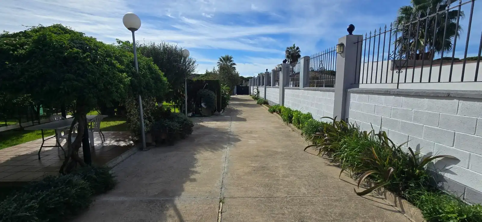 Vista exterior de Casa o xalet en venda en El Puerto de Santa María amb Aire condicionat, Jardí privat i Terrassa
