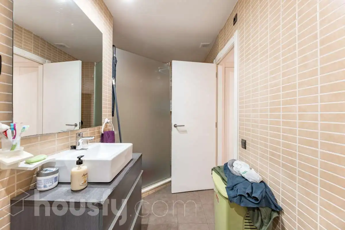 Bathroom of Ground floor for sale in Sabadell  with Air Conditioner, Heating and Parquet flooring