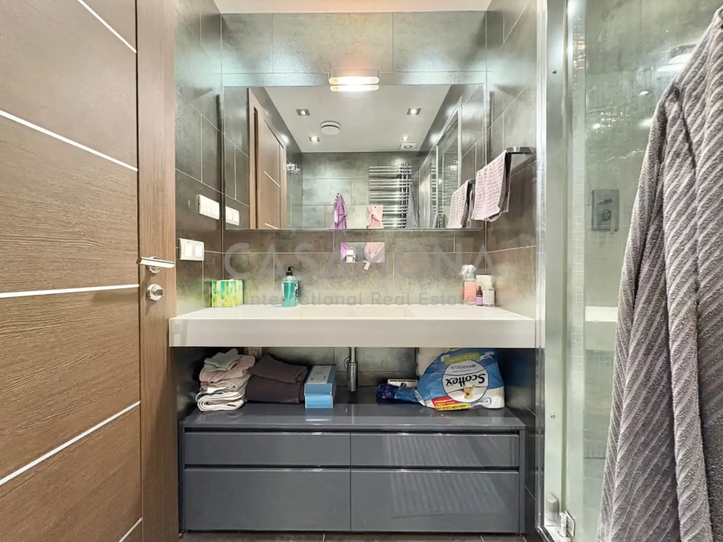 Badezimmer von Wohnungen zum Verkauf in Barcelona mit Klimaanlage, Heizung und Balkon
