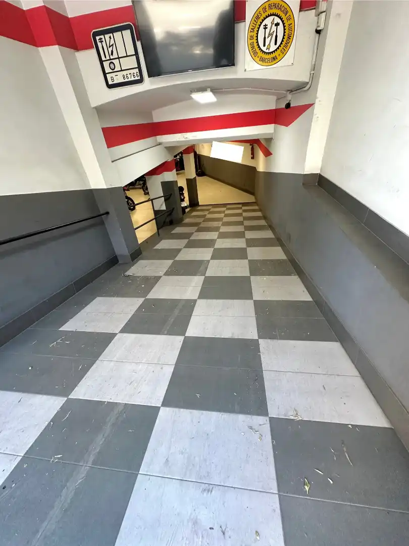 Parkplatz von Geschaftsraum zum Verkauf in Barcelona mit Möbliert