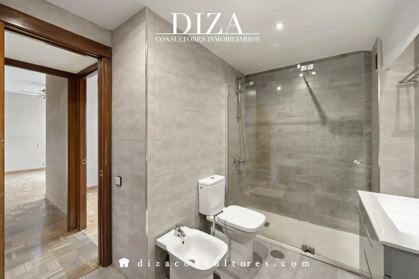 Bathroom of Flat for sale in Madrid  with Air Conditioner, Heating and Terrace