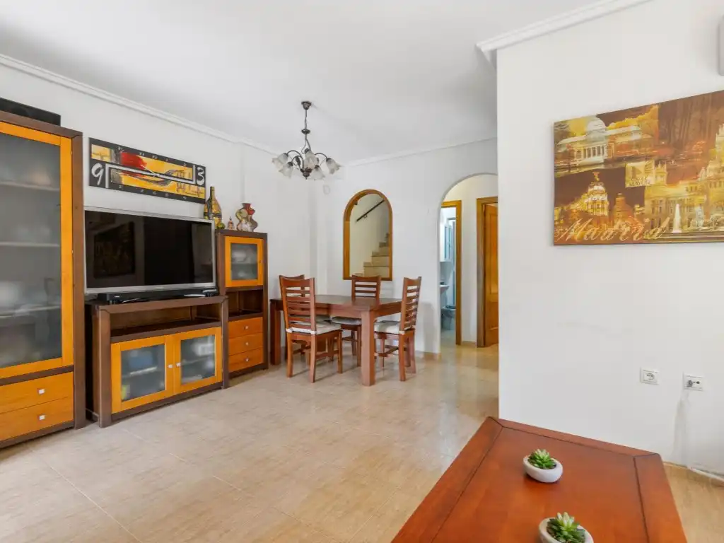 Sala d'estar de Casa adosada en venda en Orihuela amb Aire condicionat, Moblat i Piscina comunitària