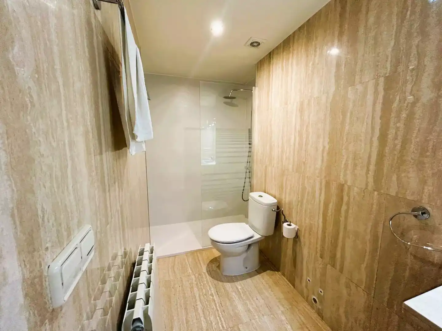 Badezimmer von Wohnung zur Miete in Girona mit Klimaanlage, Heizung und Parkett