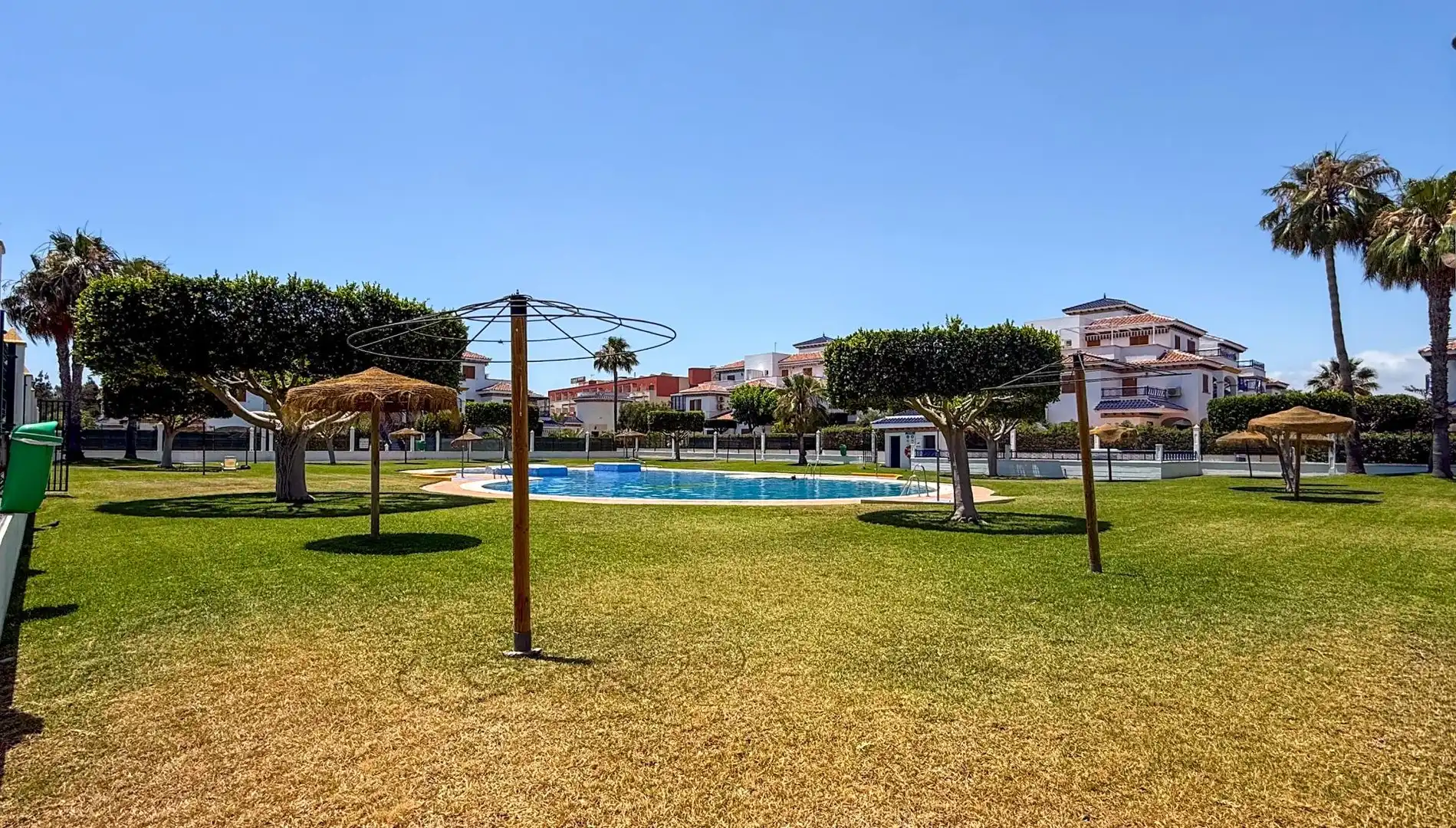 Piscina de Planta baixa en venda en Vera amb Moblat i Piscina comunitària