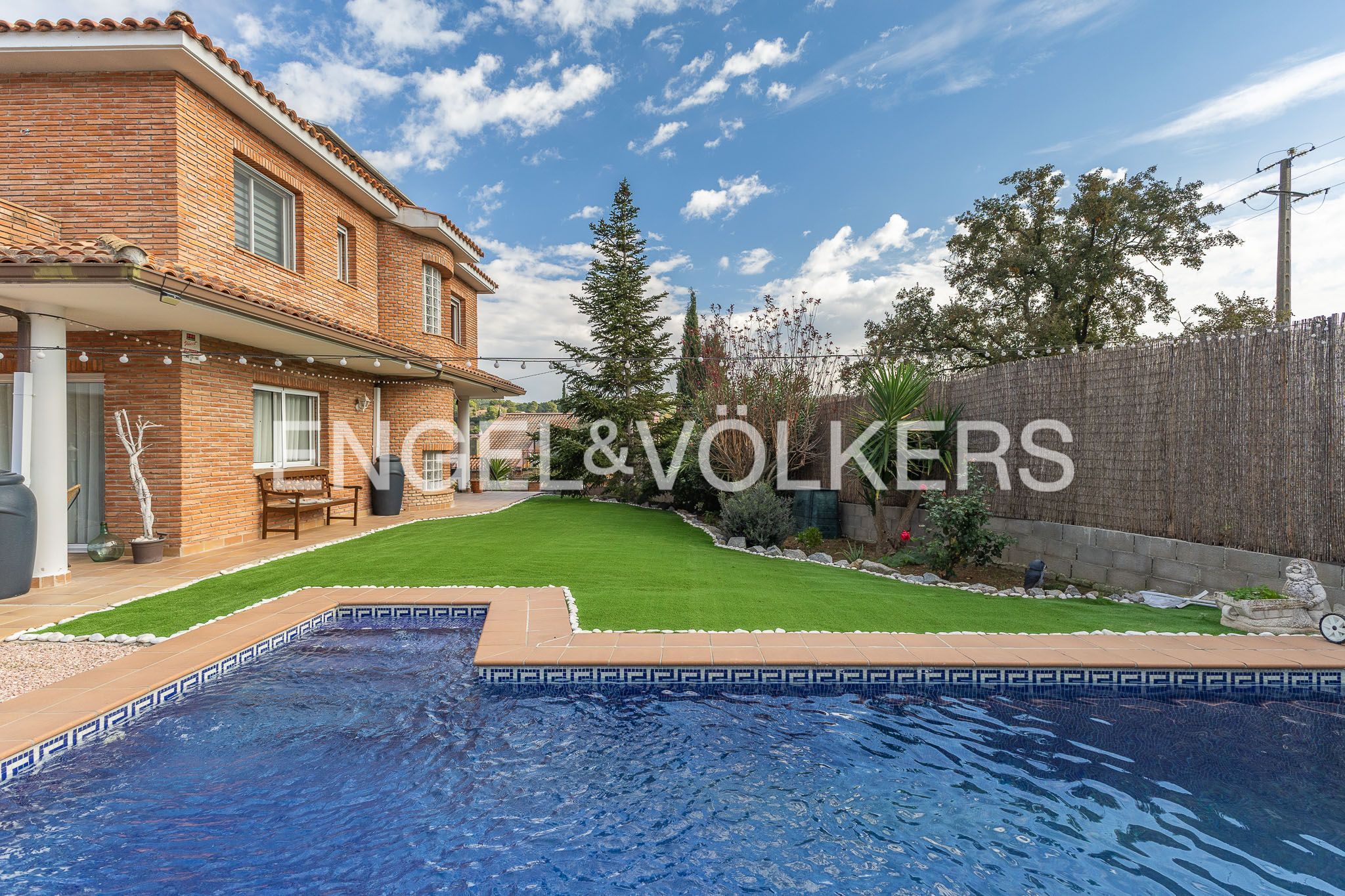 Schwimmbecken von Einfamilien-Reihenhaus zum Verkauf in Sant Quirze del Vallès mit Heizung, Privatgarten und Parkett