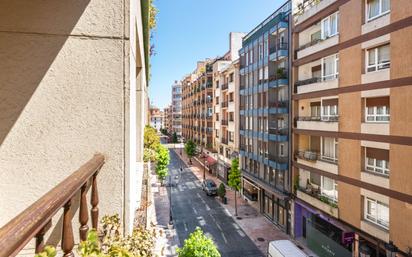 Vista exterior de Pis en venda en Oviedo  amb Balcó