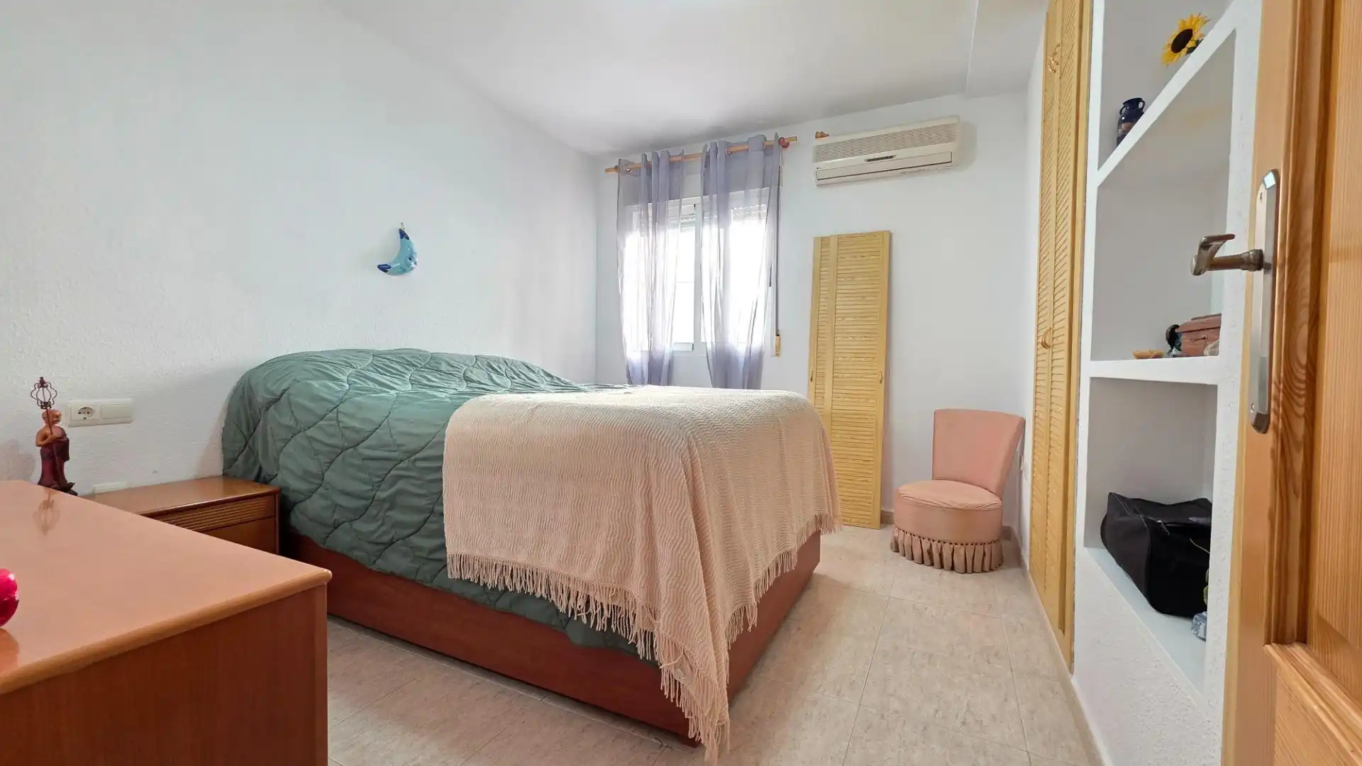 Schlafzimmer von Dachboden zum Verkauf in Gandia mit Klimaanlage, Terrasse und Abstellraum