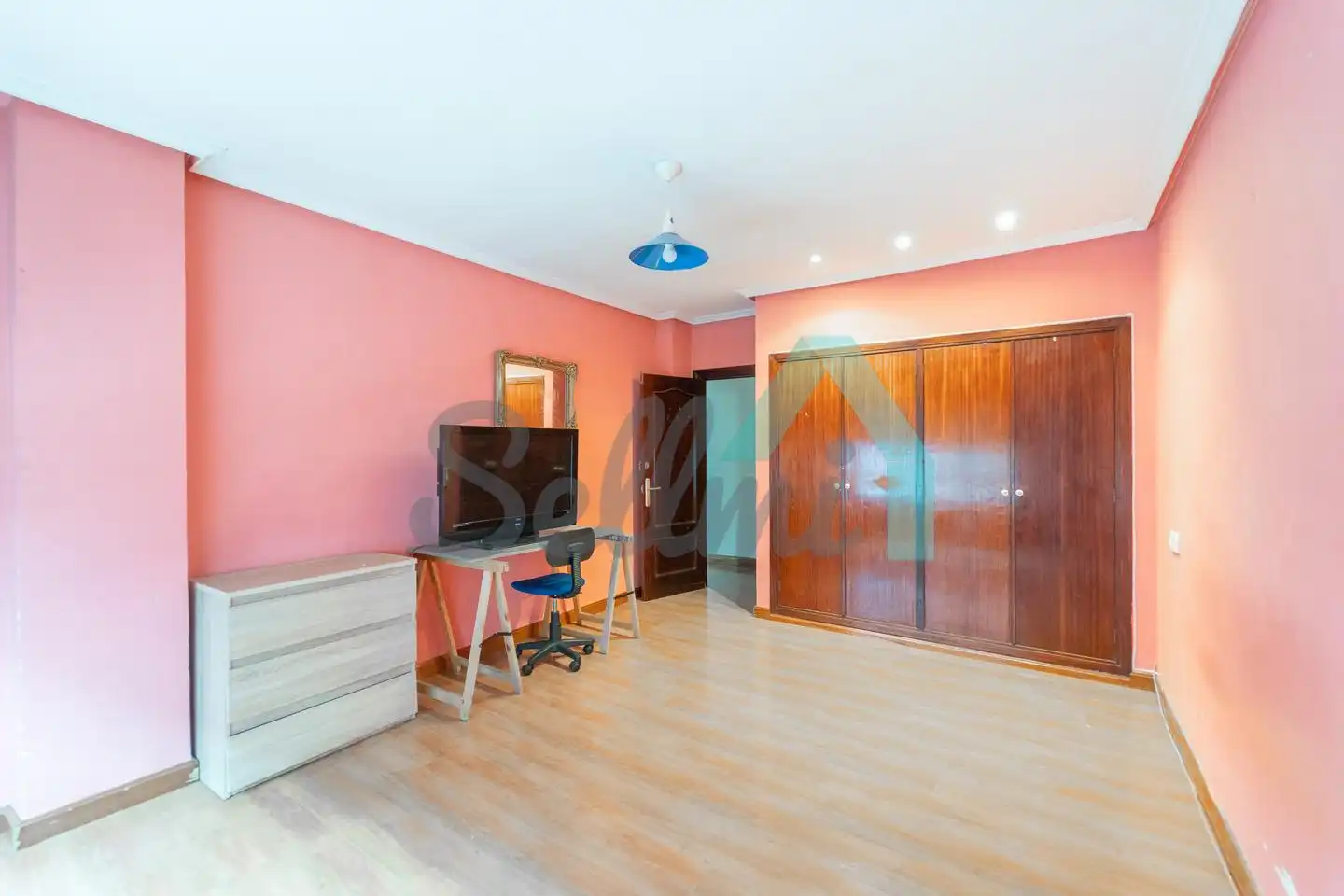 Habitación de Piso en venta en Oviedo  con Calefacción, Terraza y Trastero