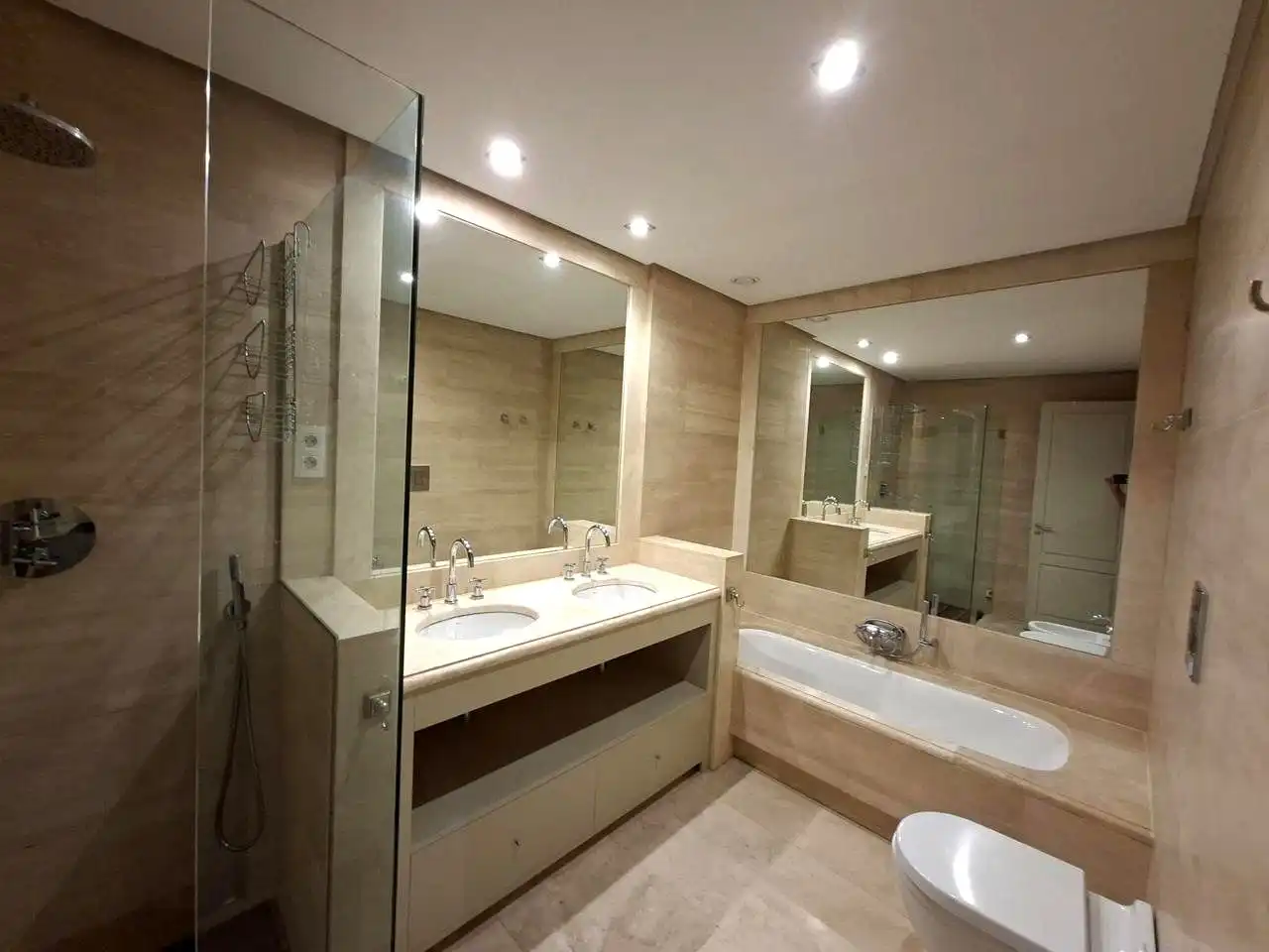 Bathroom of Ground floor for rent in Madrid  with Air Conditioner, Heating and Private garden