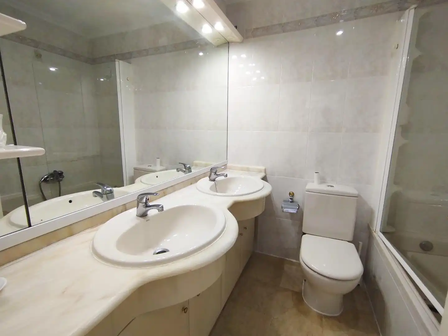 Baño de Apartamento de alquiler en El Puig de Santa Maria con Terraza, Piscina y Amueblado