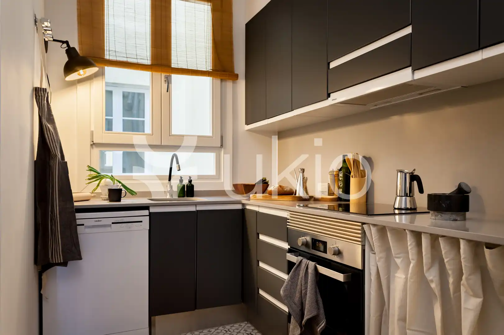 Cuina de Apartament de lloguer en Barcelona amb Aire condicionat, Calefacció i Moblat