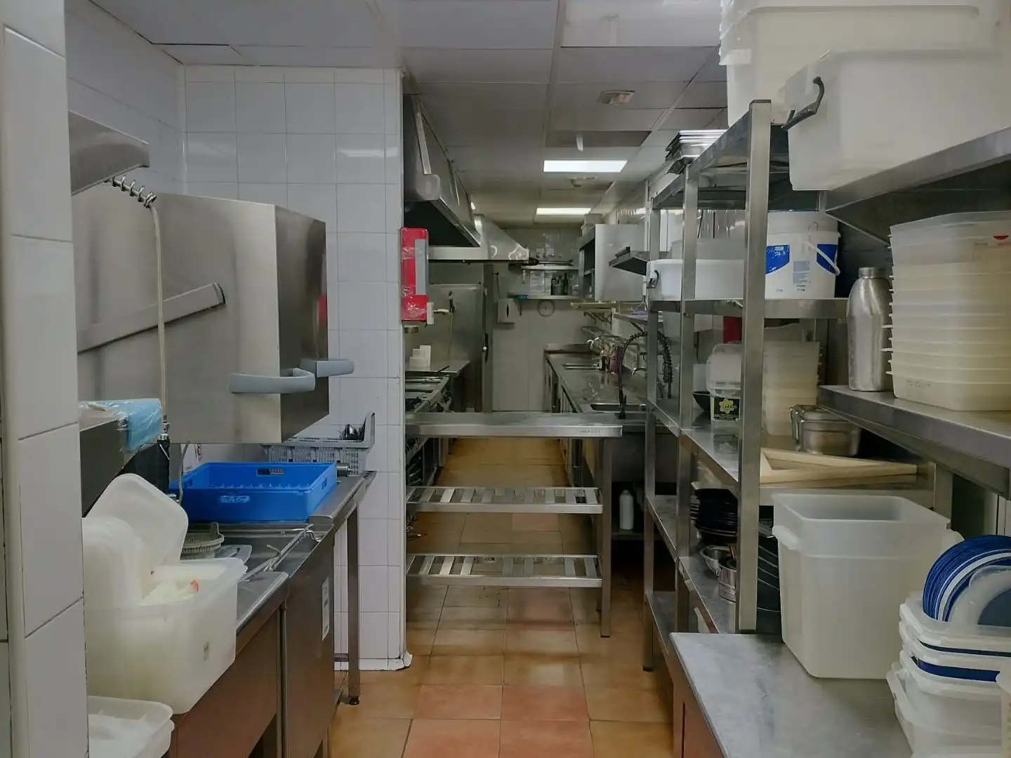 Cuina de Local en venda en Sevilla amb Aire condicionat, Calefacció i Terrassa
