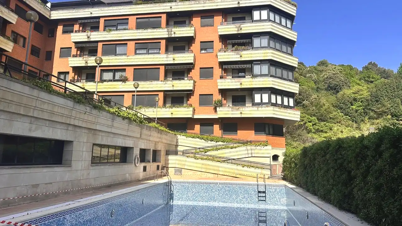 Piscina de Piso en venta en Castro-Urdiales con Calefacción, Trastero y Amueblado