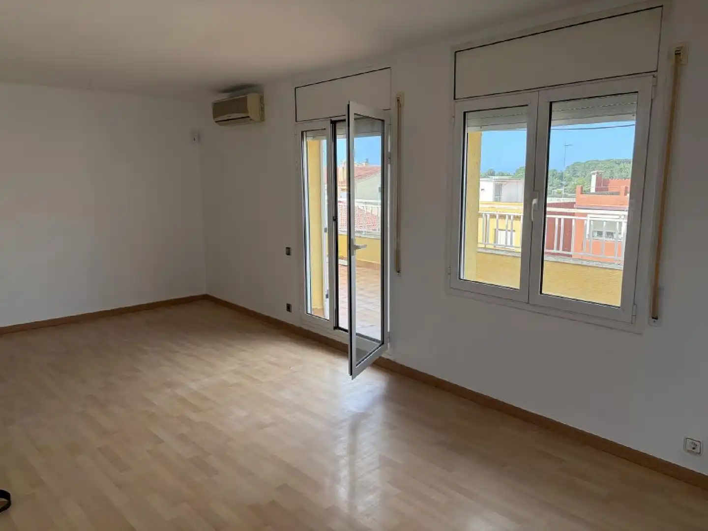 Habitación de Piso en venta en La Pobla de Montornès   con Terraza