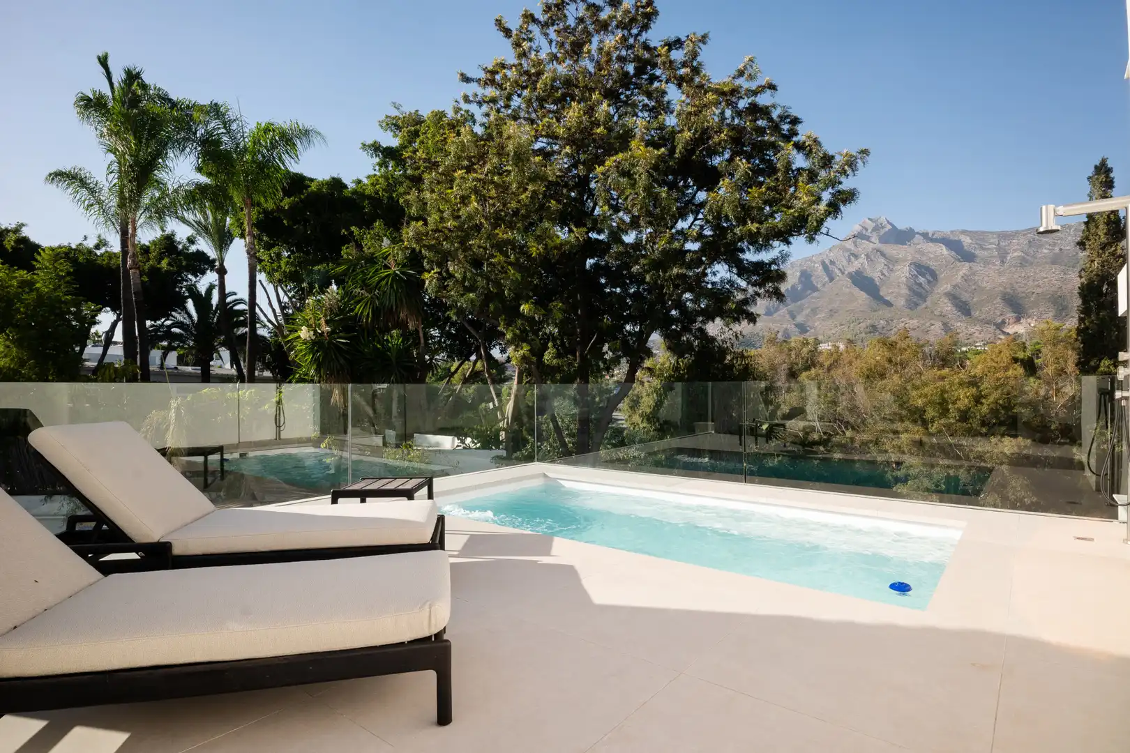 Ático con terraza en venta en Milla de Oro
