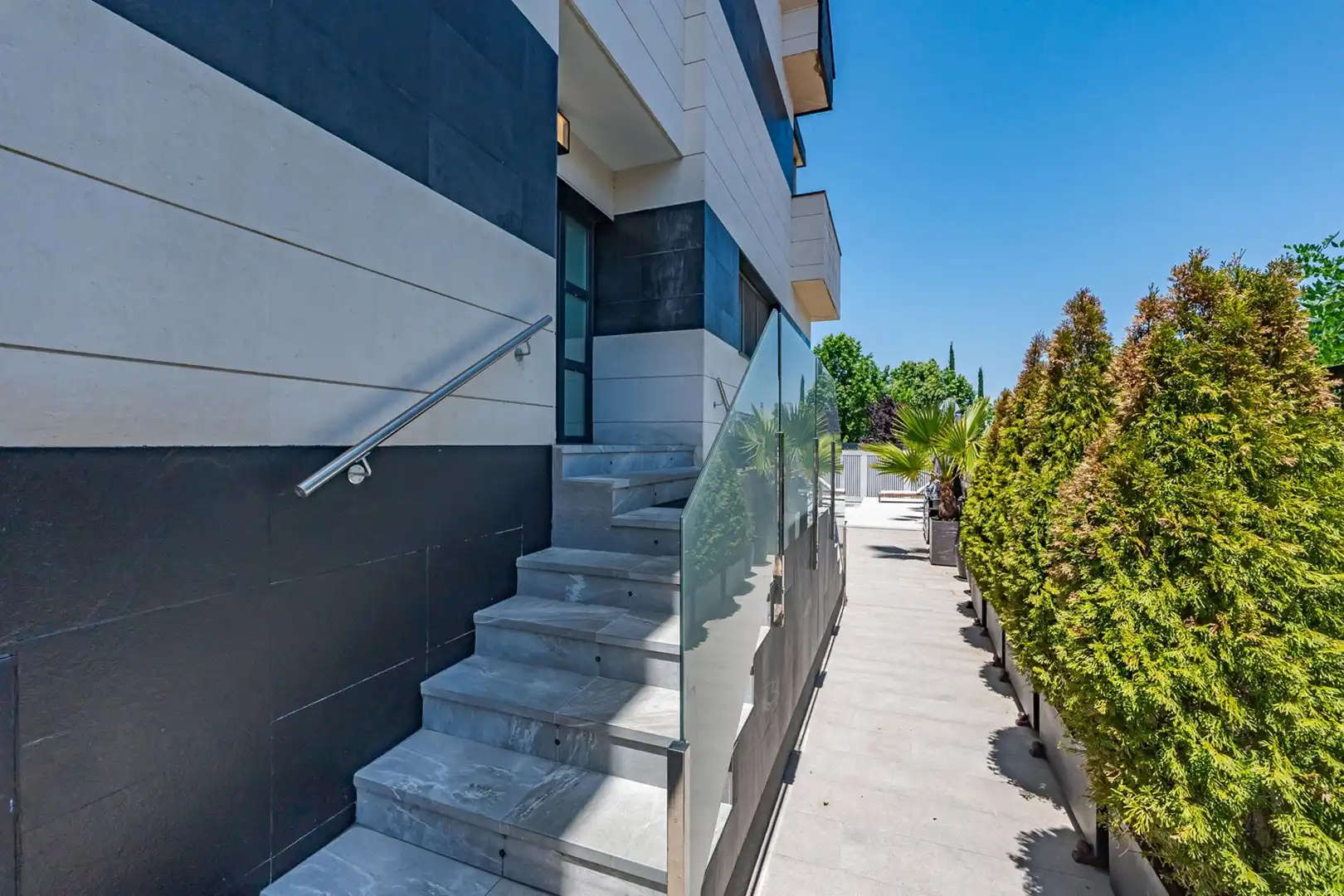 Vista exterior de Casa adosada en venta en Pozuelo de Alarcón con Aire acondicionado, Calefacción y Piscina