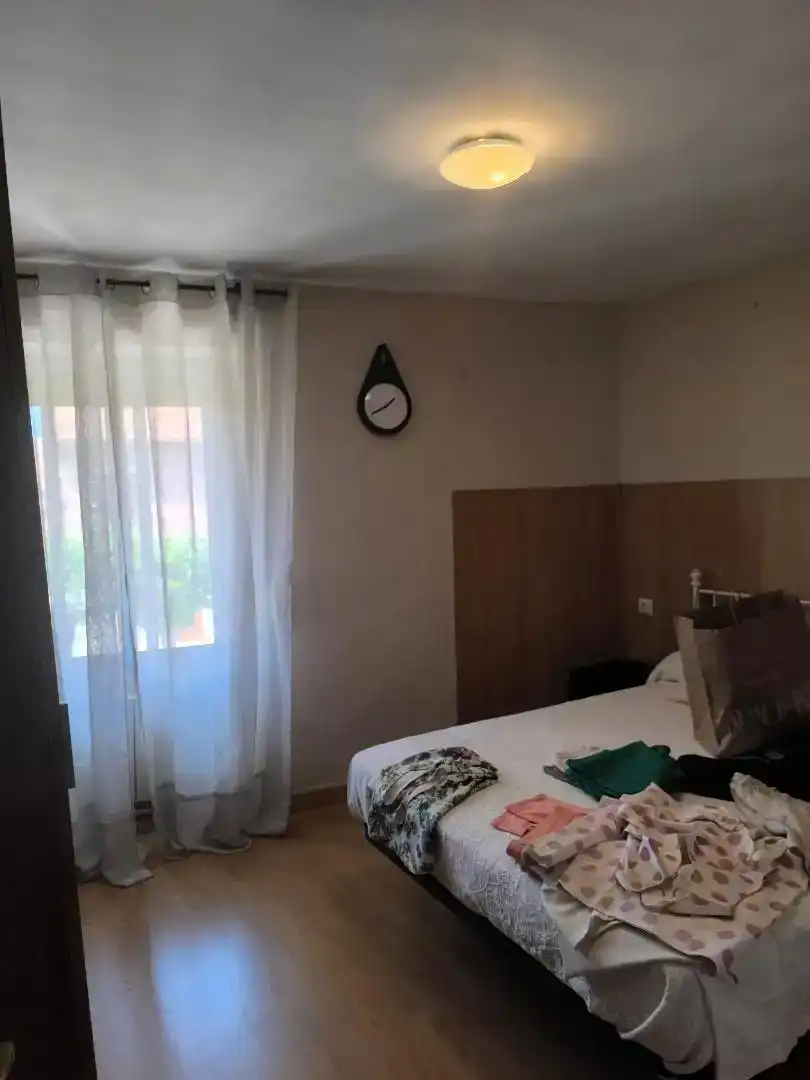 Dormitori de Casa adosada en venda en Baltanás amb Parquet, Traster i Moblat