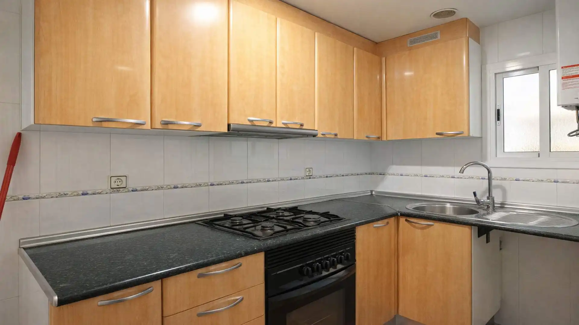 Küche von Wohnung zum Verkauf in L'Hospitalet de Llobregat mit Alarm
