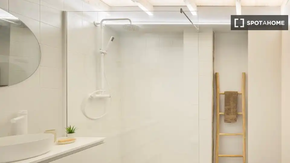 Bathroom of Flat for rent in Valencia  with Air Conditioner, Heating and Furnished