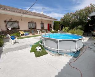 Piscina de Casa o xalet en venda en Esquivias amb Terrassa i Piscina