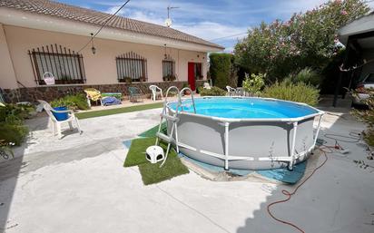 Piscina de Casa o xalet en venda en Esquivias amb Jardí privat, Terrassa i Traster