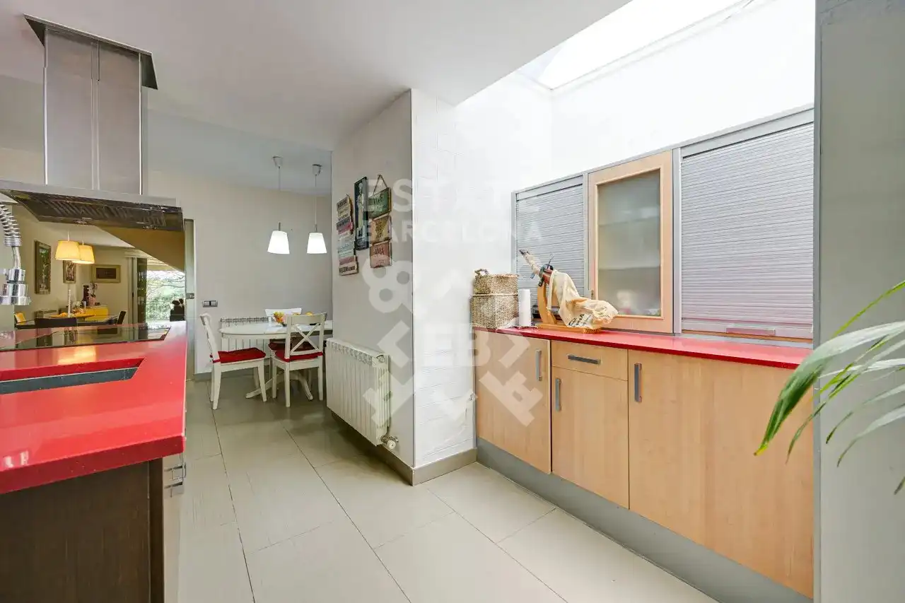 Küche von Einfamilien-Reihenhaus zum Verkauf in Mataró mit Klimaanlage, Heizung und Terrasse