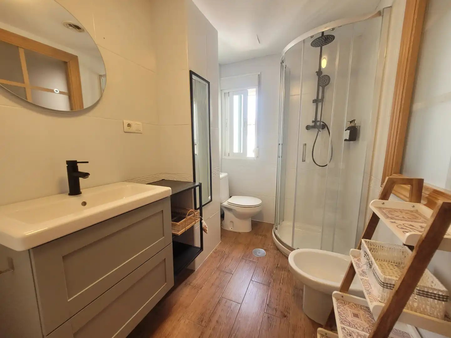 Baño de Piso en venta en Maracena con Lavadora, Microondas y Balcón
