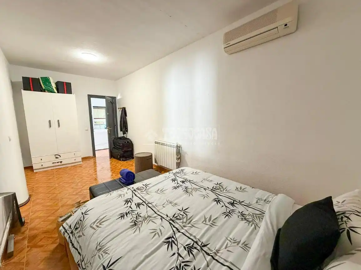 Dormitori de Casa o xalet en venda en Villa del Prado amb Aire condicionat i Piscina