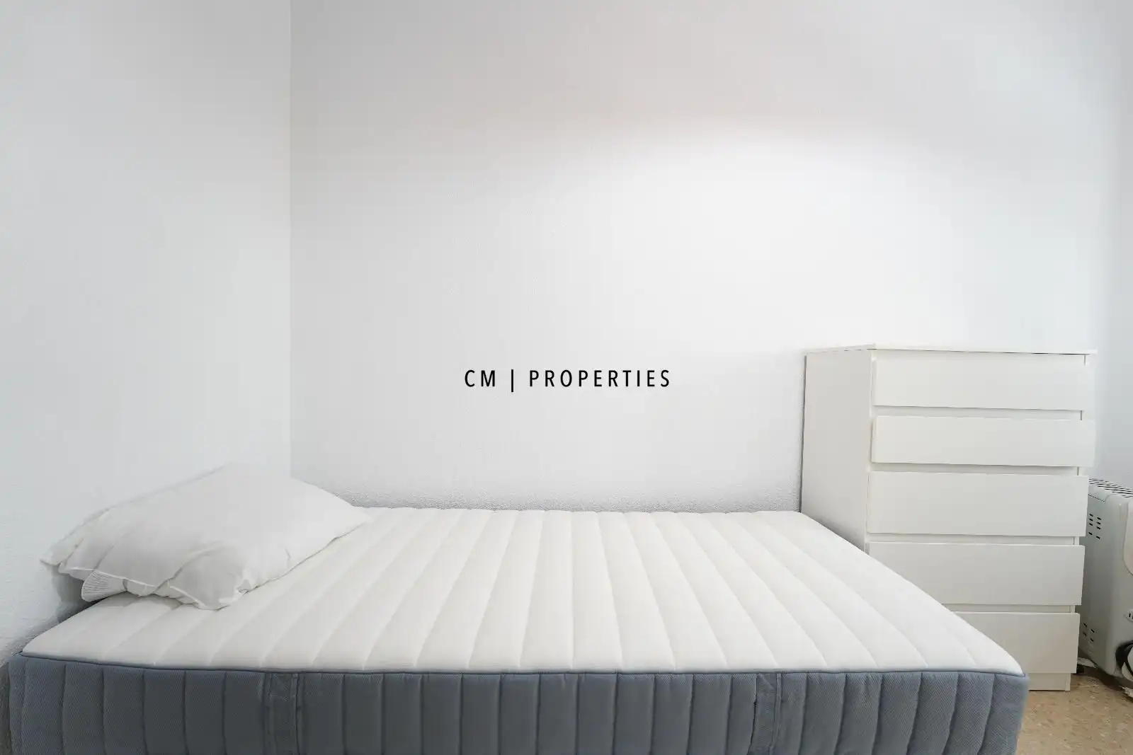 Schlafzimmer von Wohnung zur untervermieten in Valencia mit Klimaanlage, Möbliert und Fernseher