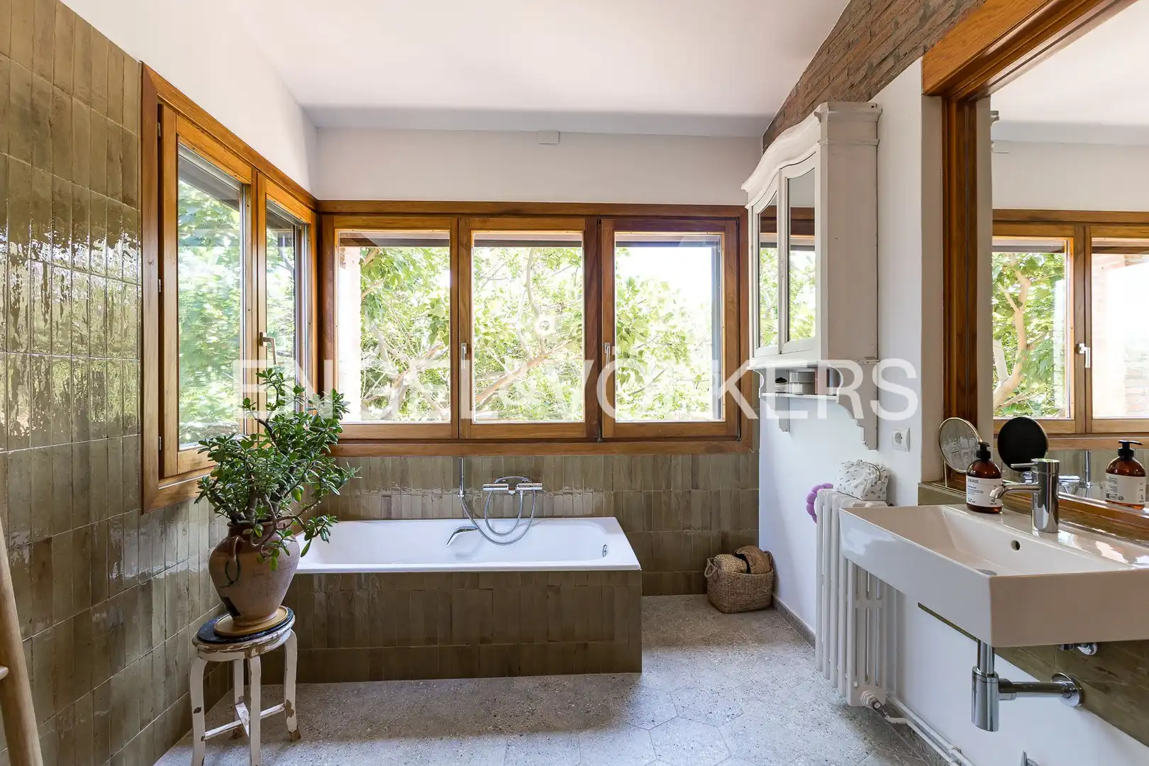 Baño de Finca rústica en venta en Vilanova i la Geltrú con Calefacción, Jardín privado y Terraza