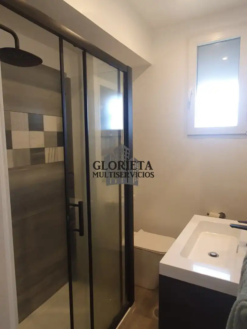 Baño de Piso en venta en Vigo  con Calefacción, Jardín privado y Amueblado