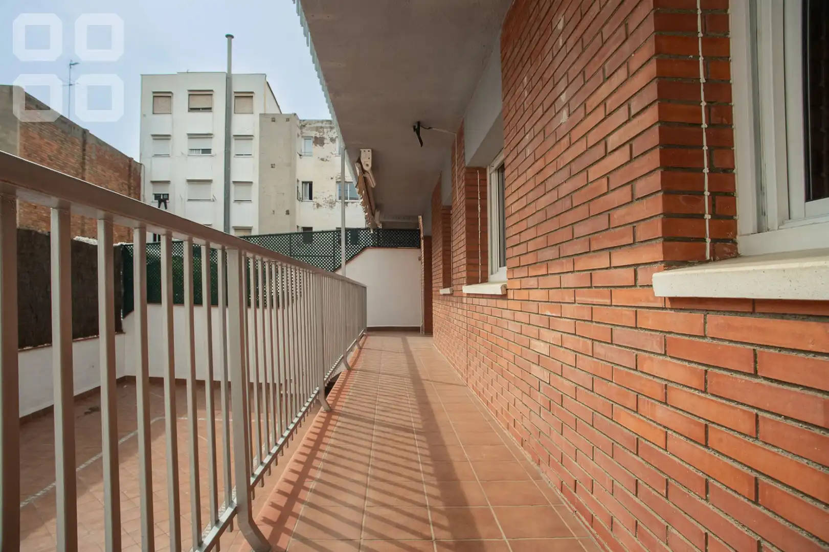 Vista exterior de Piso en venta en L'Hospitalet de Llobregat con Parquet, Terraza y Balcón