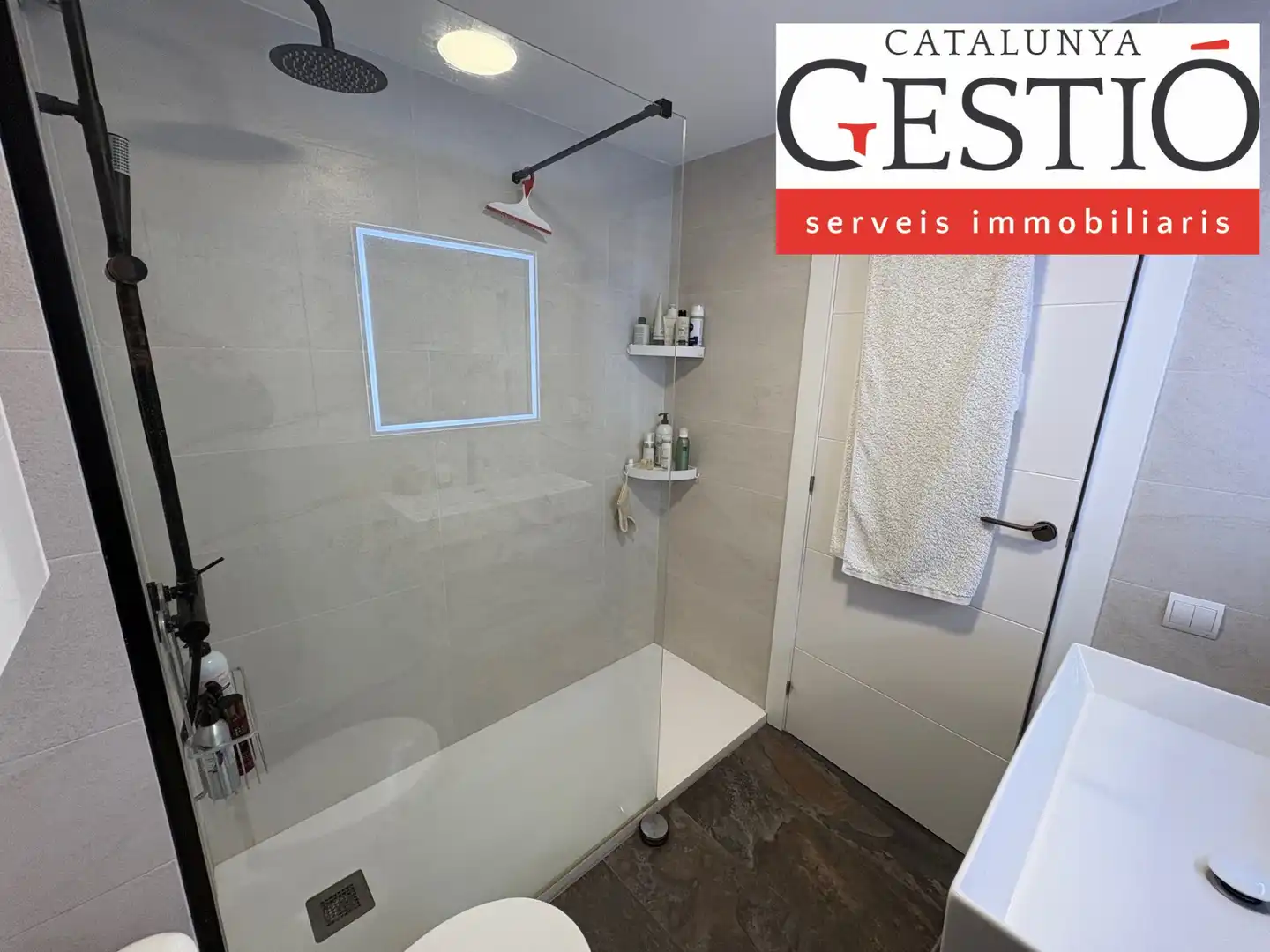 Badezimmer von Einfamilien-Reihenhaus zum Verkauf in Corbera de Llobregat mit Heizung, Privatgarten und Terrasse