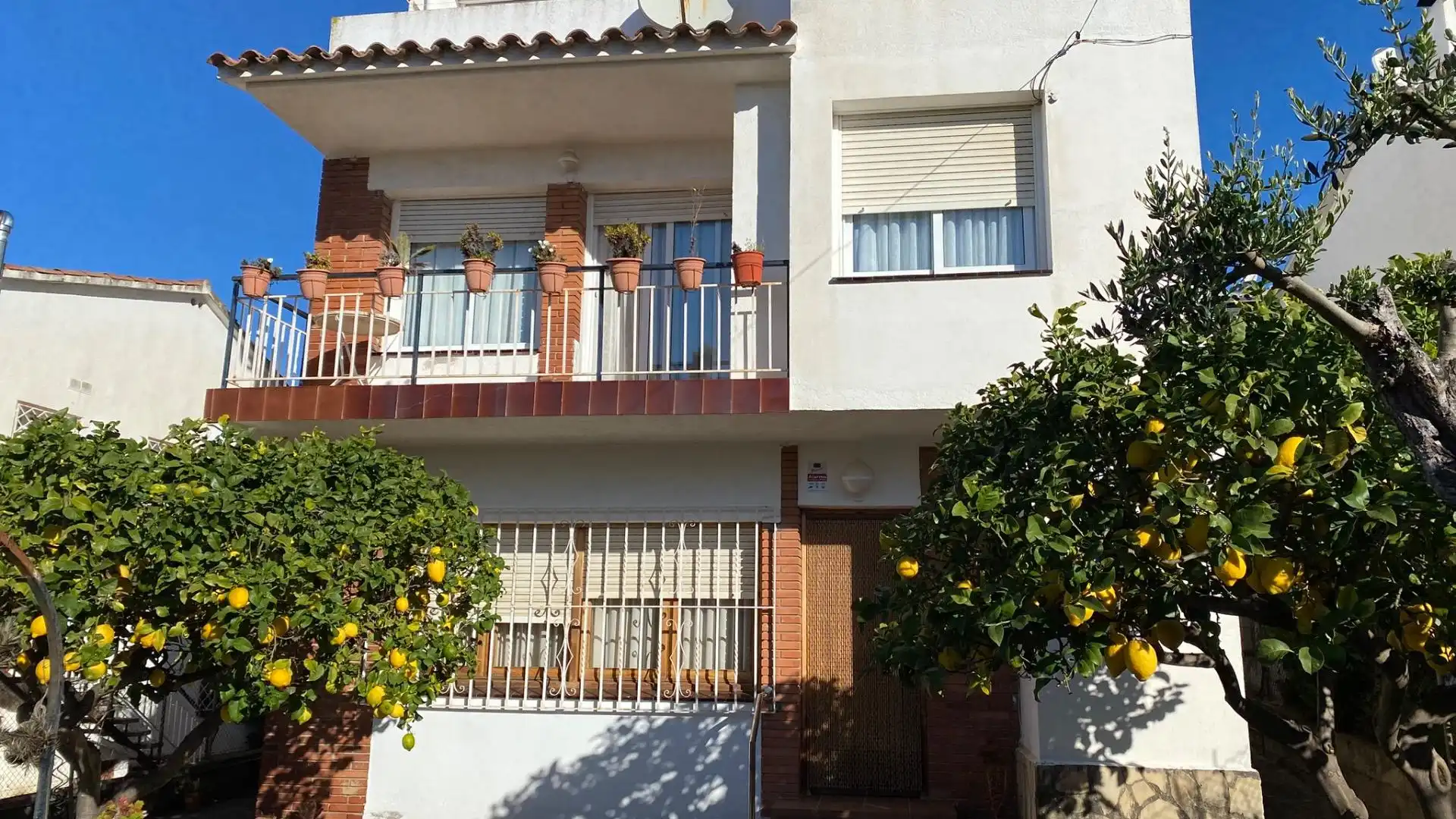 Außenansicht von Haus oder Chalet zum Verkauf in Pineda de Mar mit Privatgarten, Terrasse und Balkon