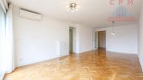 Living room of Flat to rent in  Madrid Capital  with Air Conditioner, Heating and Parquet flooring