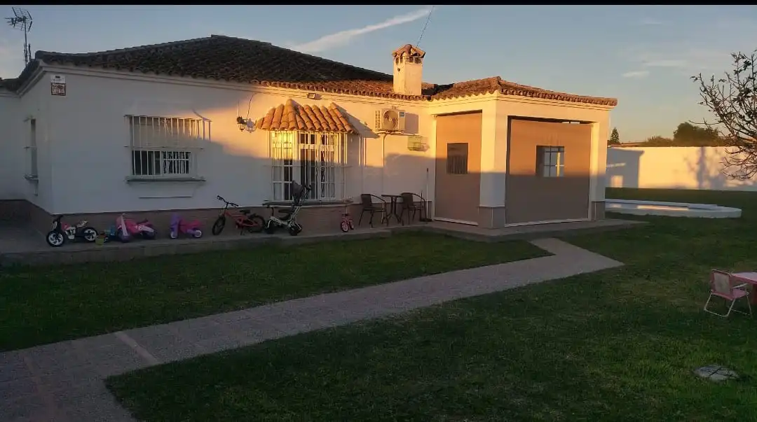 Vista exterior de Casa o chalet en venta en Chiclana de la Frontera con Aire acondicionado, Jardín privado y Piscina