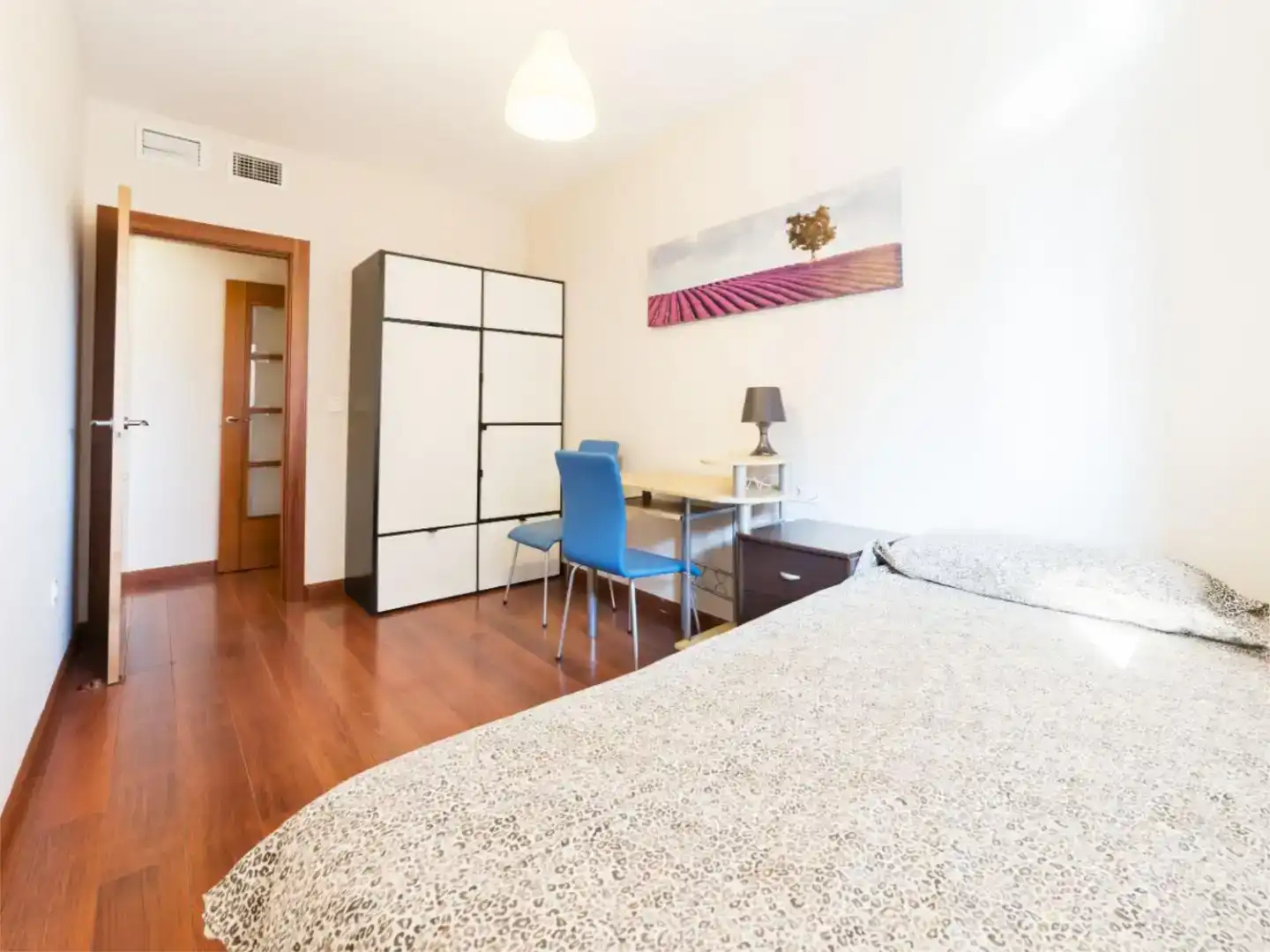 Habitación de Piso de alquiler en Granada con Aire acondicionado, Jardín privado y Parquet
