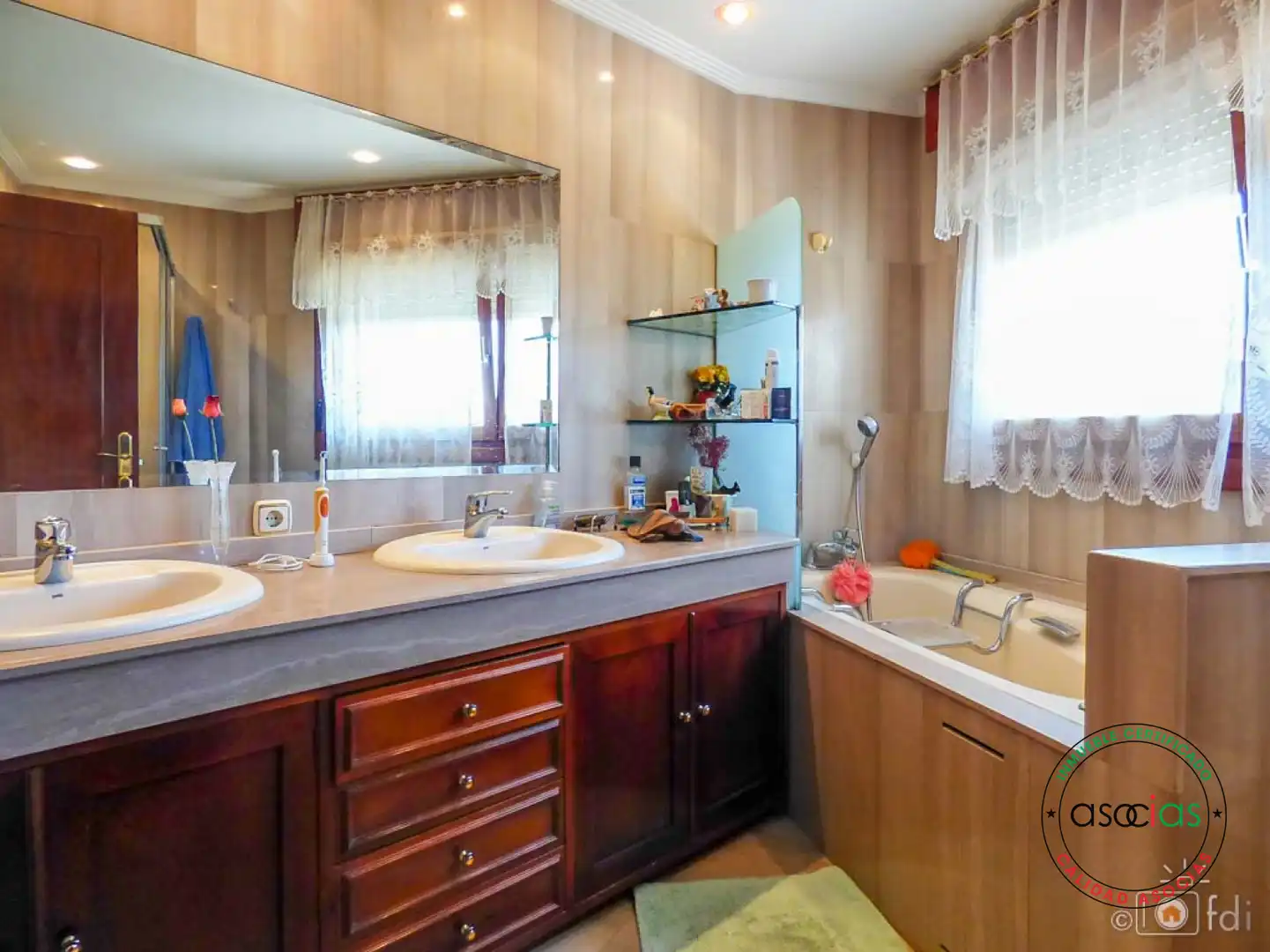Bany de Casa o xalet en venda en Oviedo  amb Calefacció, Jardí privat i Parquet