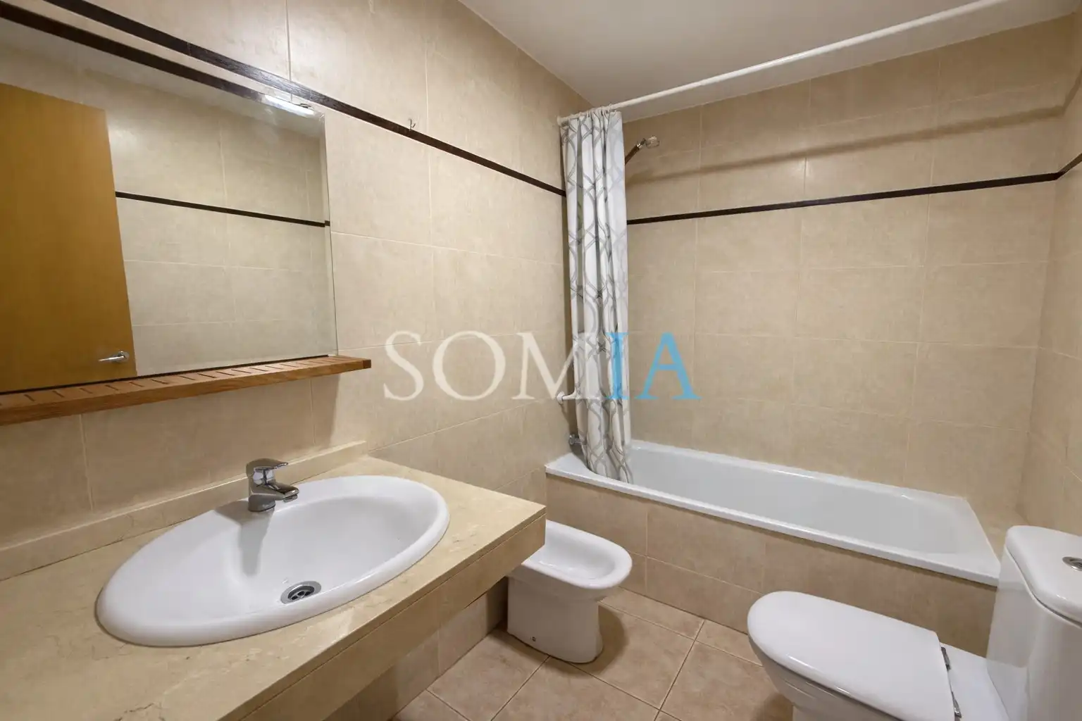 Baño de Piso en venta en Sant Celoni con Calefacción, Horno y Balcón